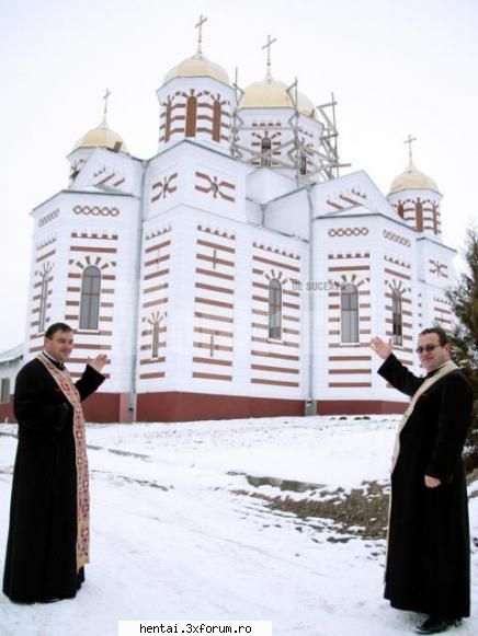 la cajvana o cu aur, unică �n tabla cu care este acoperit de cult, ce hramul �sf. arhangheli